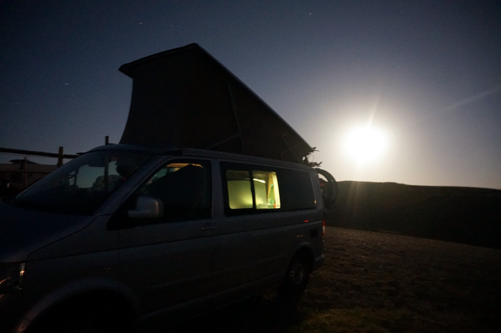 Der VW California bietet bis zu 5 Sitzplätze und 4 Schlafplätze, aber nicht in der Kombination.