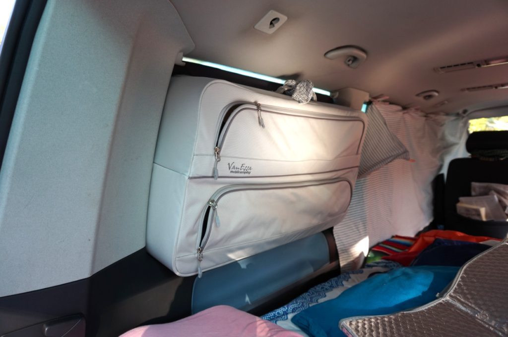 Die Packtaschen von VanEssa Mobilcamping beim VW T5 im Einsatz auf dem Campingplatz in Finale Ligure.