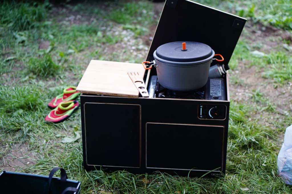 Improvisierter Windschutz beim Gaskocher